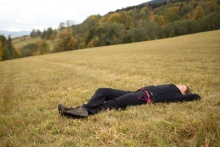 Ležící v trávě