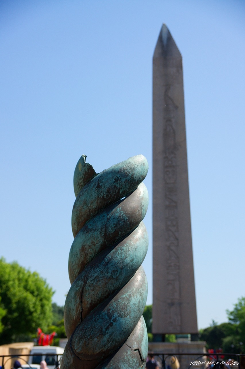 Hadí sloup a Theodosiův obelisk