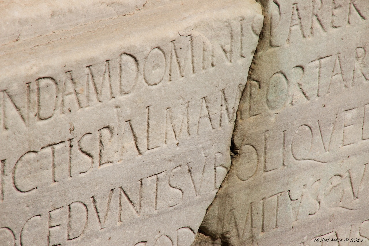 Nápis na základě Theodosiova obelisku
