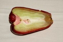 Rozkrojené růžové jablko