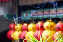 Zapálená vonná tyčinka v čínském chrámu