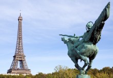 Eiffelova věž a socha