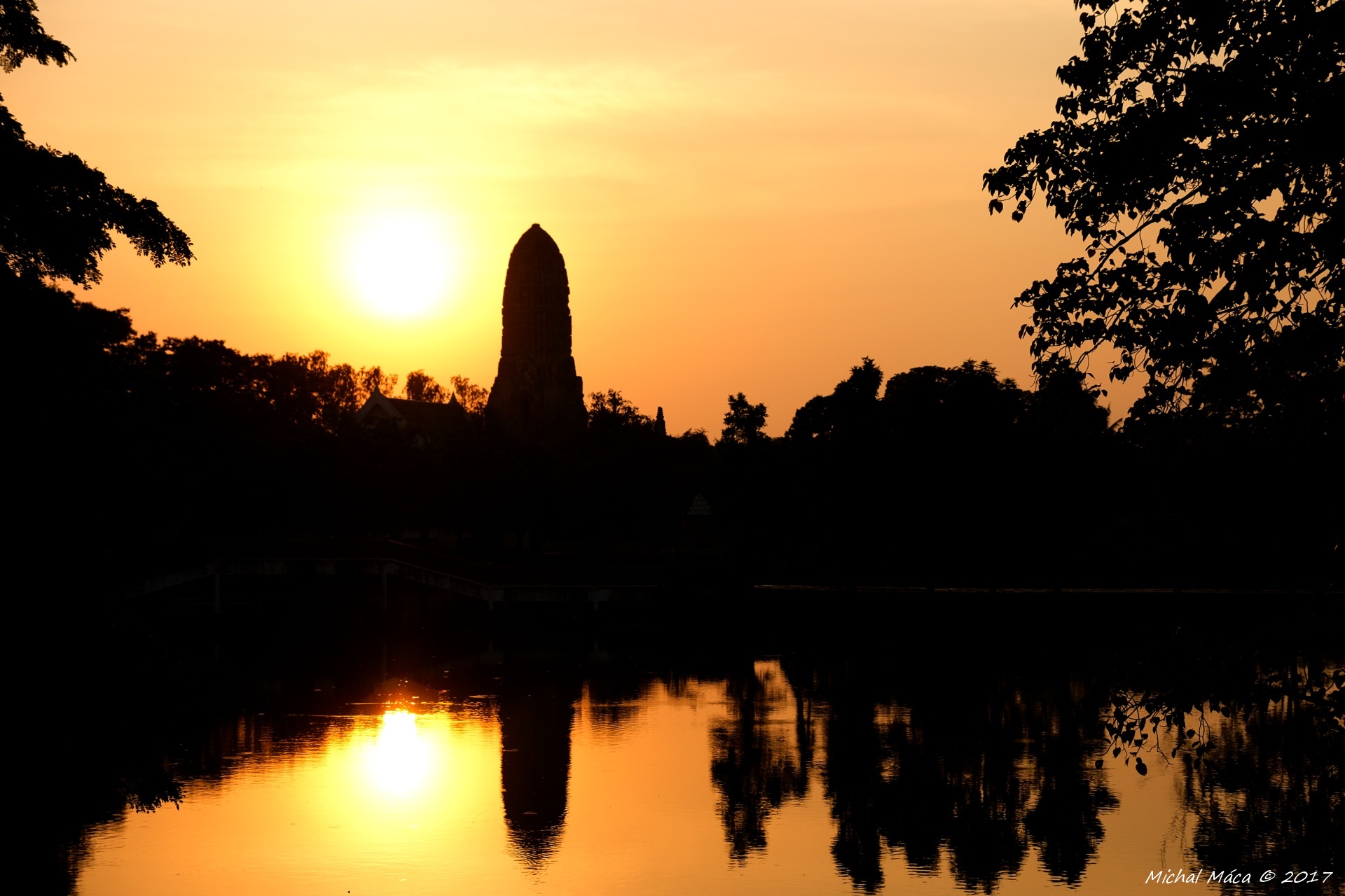 Západ slunce u Wat Phra Ram